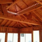 Intérieur de gazébos en cèdre rouge de l'Ouest