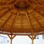 Intérieur de toit du gazébo en bois de cèdre, modèle le Pavillon, livré partout au Québec par Gazébec