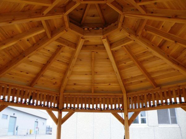 Intérieur de toit du gazébo en bois de cèdre, modèle le Pavillon, livré partout au Québec par Gazébec