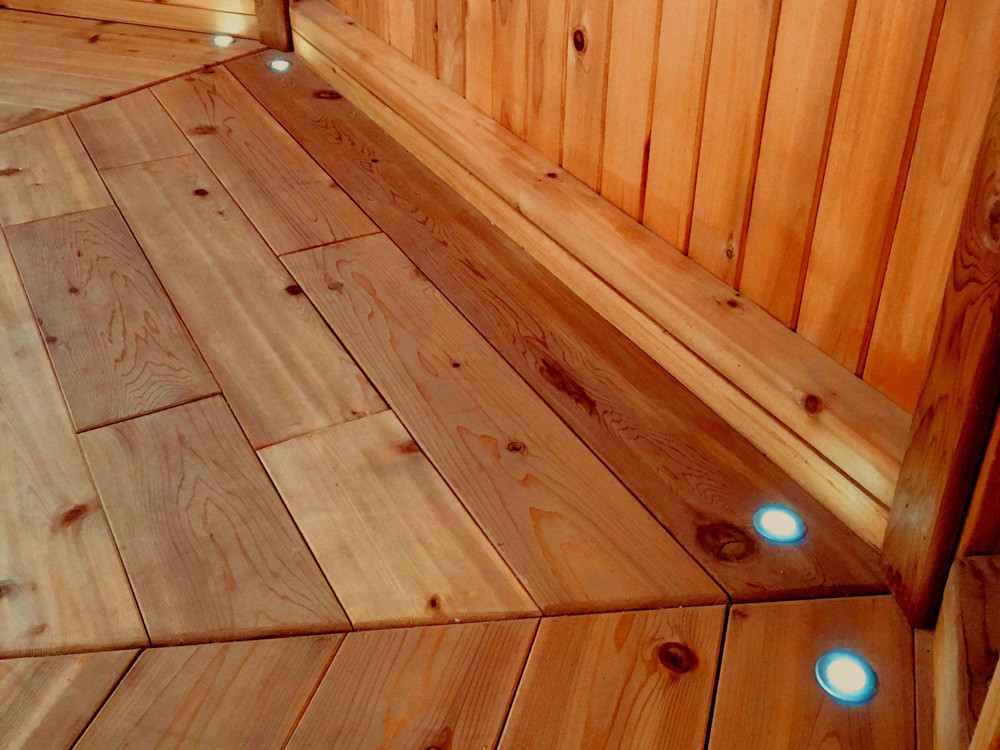 Lumières encastrés dans les planchers de nos gazébos en bois fermés.