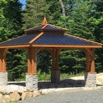 Pavillon de jardin en bois de cèdre avec colonnes doubles en pierre et toit en tôle. Le modèle Urbain de Gazébec est vendu partout au Québec.