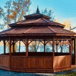 Gazébo en bois de cèdre modèle Agora avec 3 coupoles et 12 côtés idéale pour les municipalité ou encore pour un coin tranquille au bord de l'eau