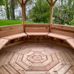 Gazébo en bois de cèdre rouge de l'Ouest, modèle Renaissance de Gazébec offre des planchers magnifiques mais également une possibilité d'accessoires comme des bancs.