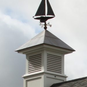 Coupole North Hatley pour tout type de toit avec une girouette de voilier
