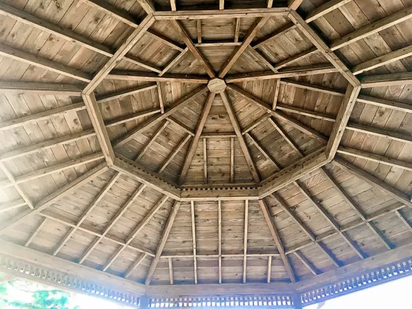 Gazébos en bois de cèdre La Halte son toit intérieur magnifique