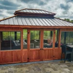 Gazébo en bois de cèdre modèle Intimité de Gazébec est offert avec fenêtres de polymère et moustiquaires