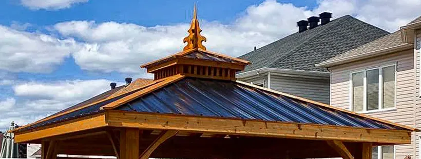 Gazebo en bois de cèdre avec une toiture en tôle de la compagnie Gazébec