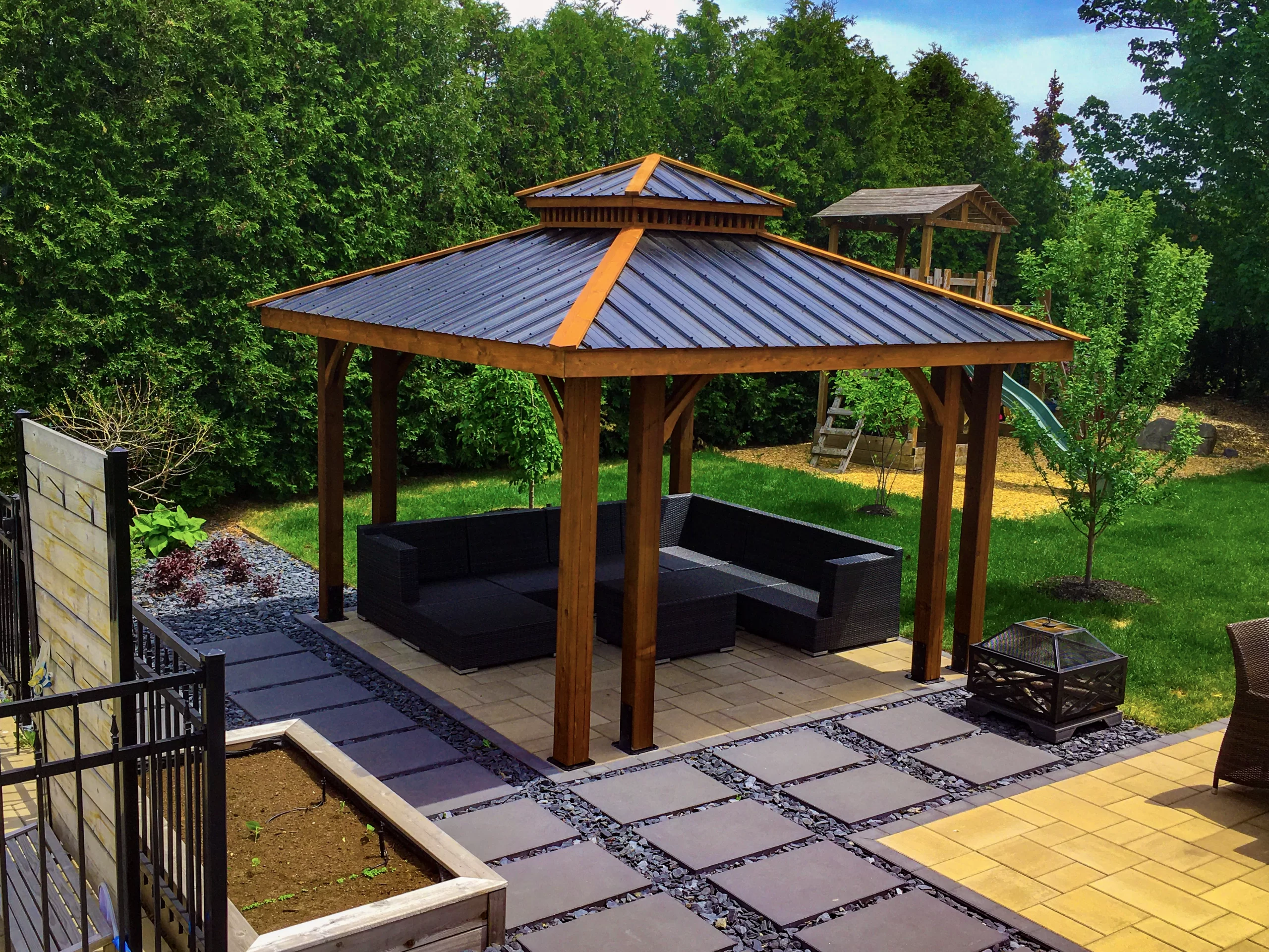 Gazébos Urbain de la compagnie Gazébec fait en bois de cèdre rouge de l'Ouest
