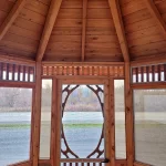 Gazebo à vendre en bois de cèdre rouge de l'Ouest de Gazébec, modèle Renaissance de 12 pi. Un modèle de gazebo fermé offrant un magnifique intérieur