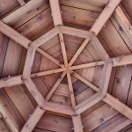 Gazebo à vendre en bois de cèdre rouge de l'Ouest de Gazébec, modèle Renaissance de 12 pi. Un modèle de gazebo fermé offrant un magnifique intérieur de toit