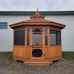 Gazebo à vendre en bois de cèdre rouge de l'Ouest de Gazébec, modèle Renaissance de 12 pi. Un modèle de gazebo fermé livré partout au Québec