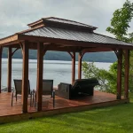 Gazébo en bois de cèdre modèle Urbain de Gazébec avec un plancher de bois